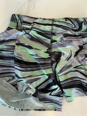 Lululemon hotty hot 4 inch high rise size 4 paint glide marble EUC